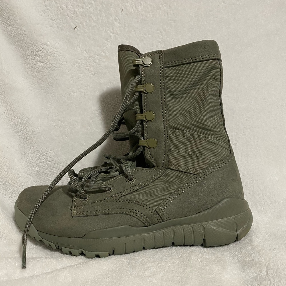 NIKE MEN'S DESERT KHAKI COMBAT